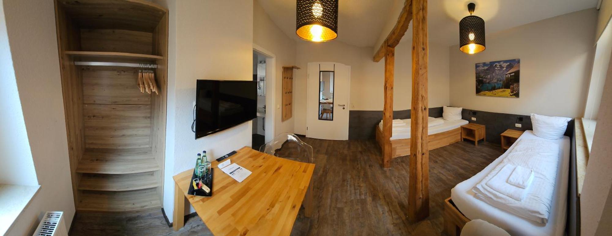 Doppel-/Zweibettzimmer mit Bad